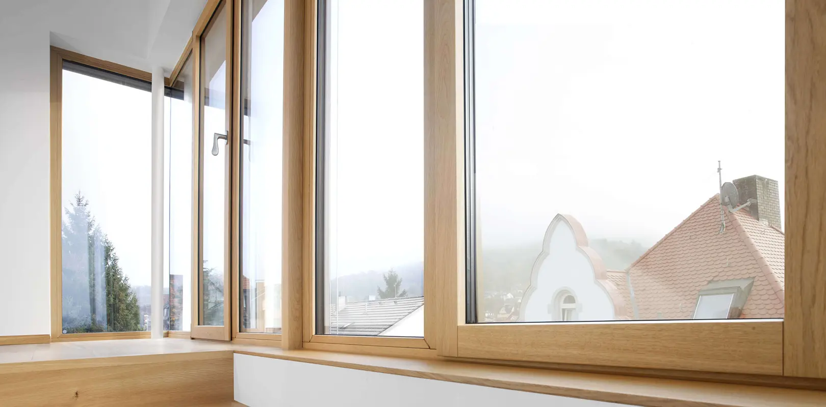 Fensterfront über Treppenaufgang, Holzfenster Unilux